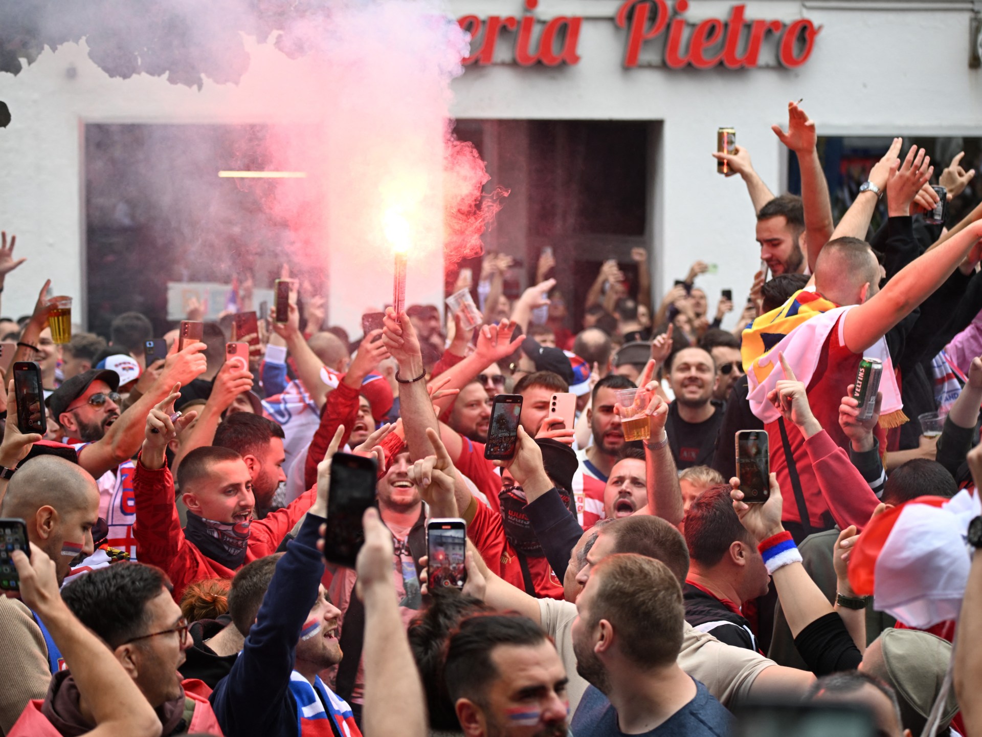 英格兰和塞尔维亚球迷在 2024 年欧洲杯足球赛前发生冲突 | 欧足联 2024 年欧洲杯新闻